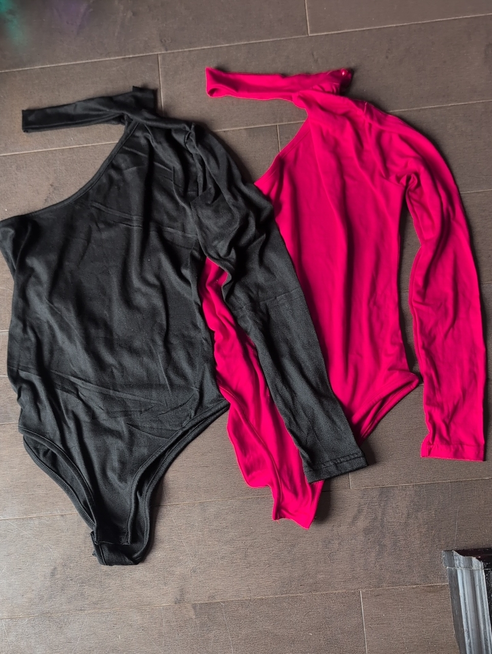 Women’s One-Shoulder Long-Sleeve Bodysuit - Bold Black & Sexy Red
